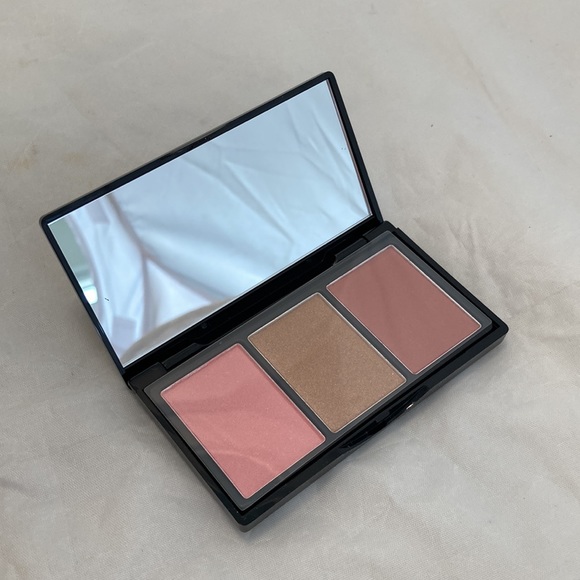 Elizabeth Arden New York Bundle Blush Highlighter and Eyeshadow - Picture 5 of 7